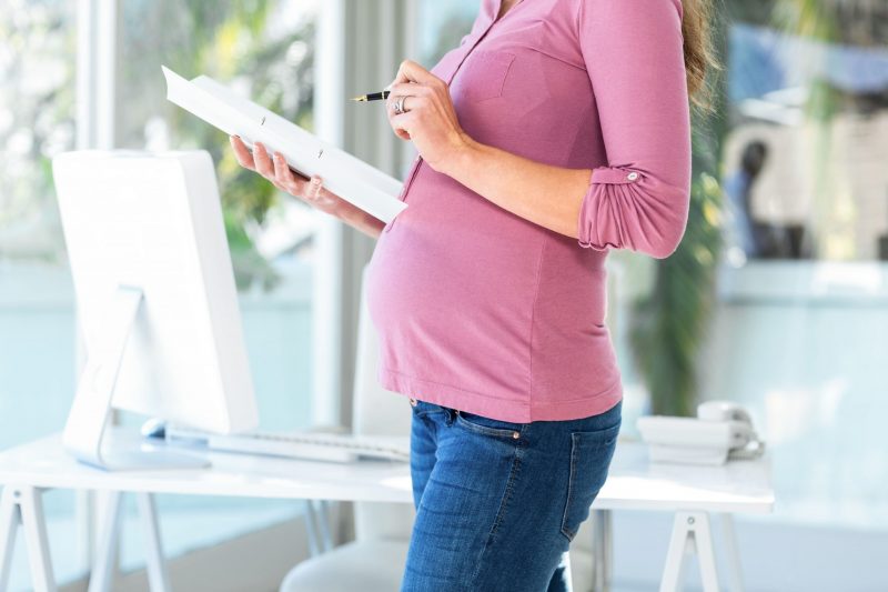 妊婦さんでも仕事は続けられる？退職を迷うときに読む記事