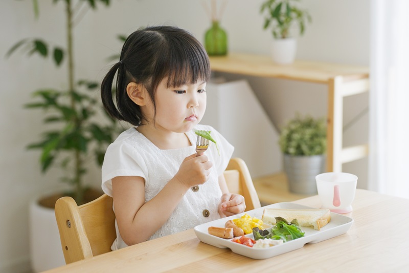 子どもがご飯を食べないときはどうすればいい？食べない原因や対処法について