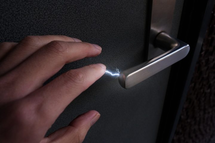 静電気はどう対策すればいい？起こる仕組みや起きやすい人の特徴についても紹介