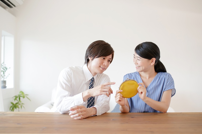 夫のお小遣いはどこまで含まれる？昼食代や飲み代の相場、適切な金額やルール決めについて